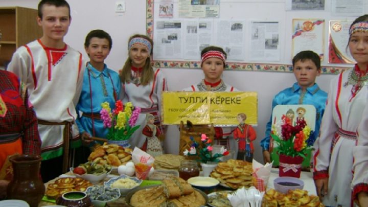 Дети показывают стол с приготовленной едой