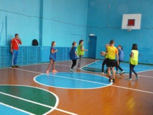 дети играют в баскетбол