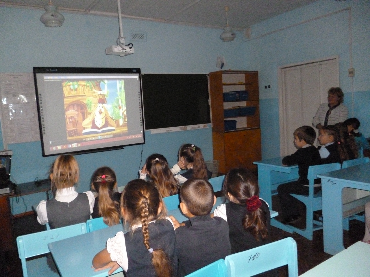 ученики смотрят фильм